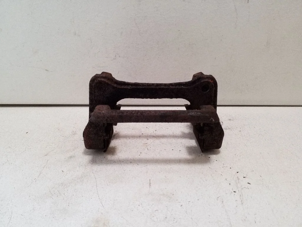 Piduriklotside hoidik/kandur (tagumine) – vasak