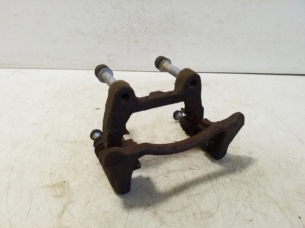 Piduriklotside hoidik/kandur (tagumine) – parem