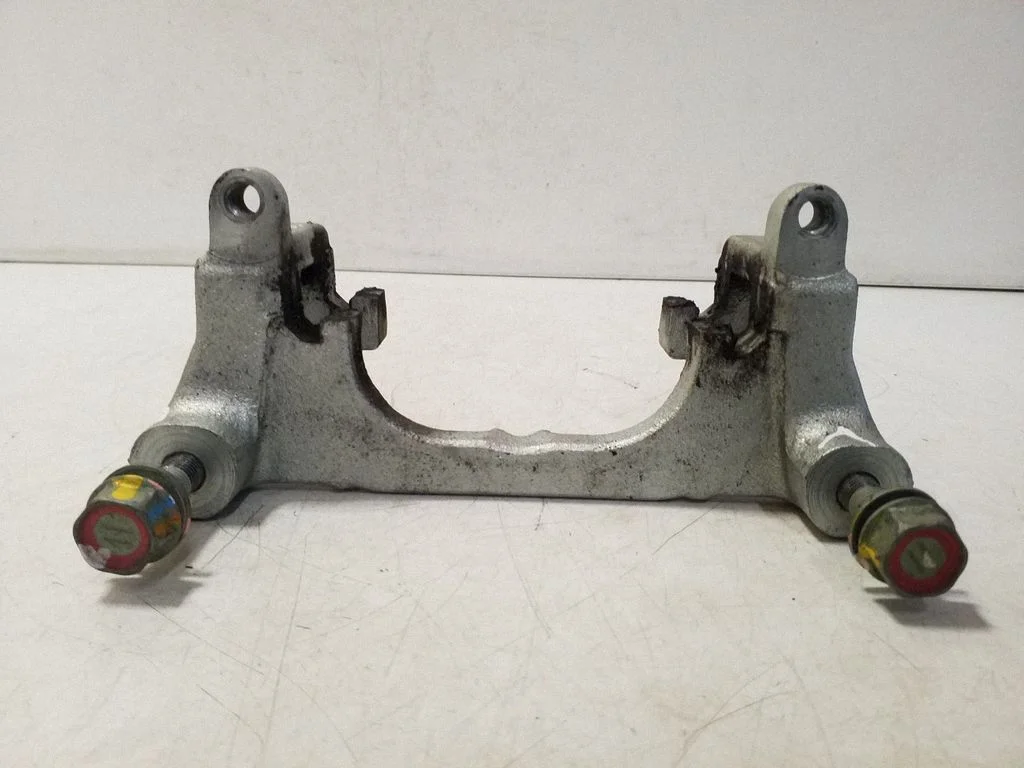 Piduriklotside hoidik/kandur (tagumine) – vasak