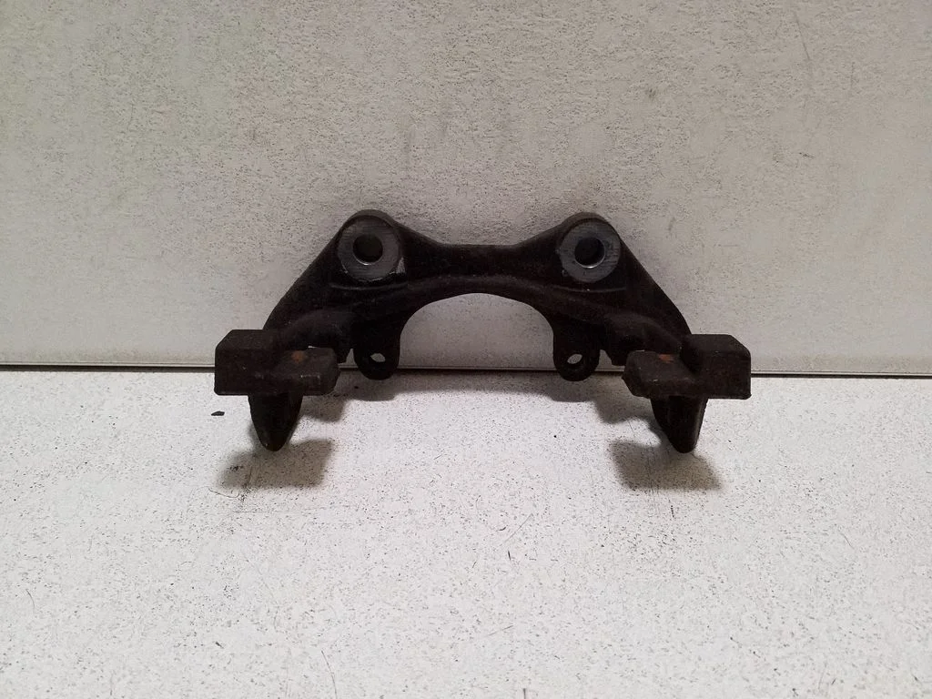 Brake caliper pad carrier rear – left