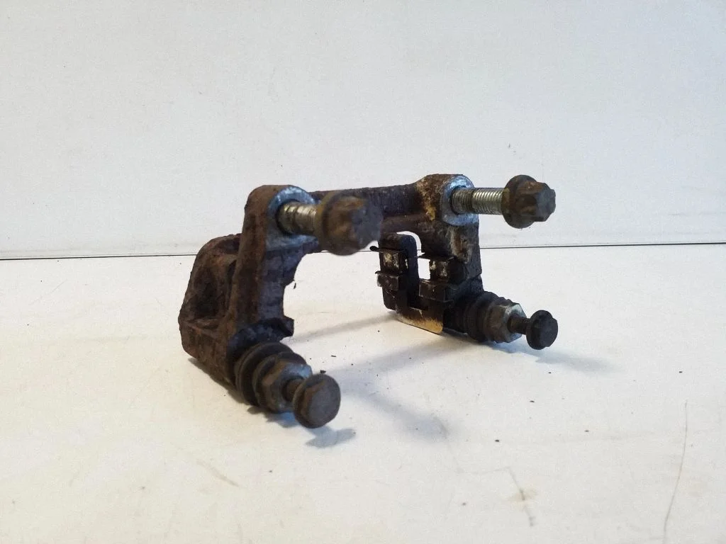 Piduriklotside hoidik/kandur (tagumine) – parem