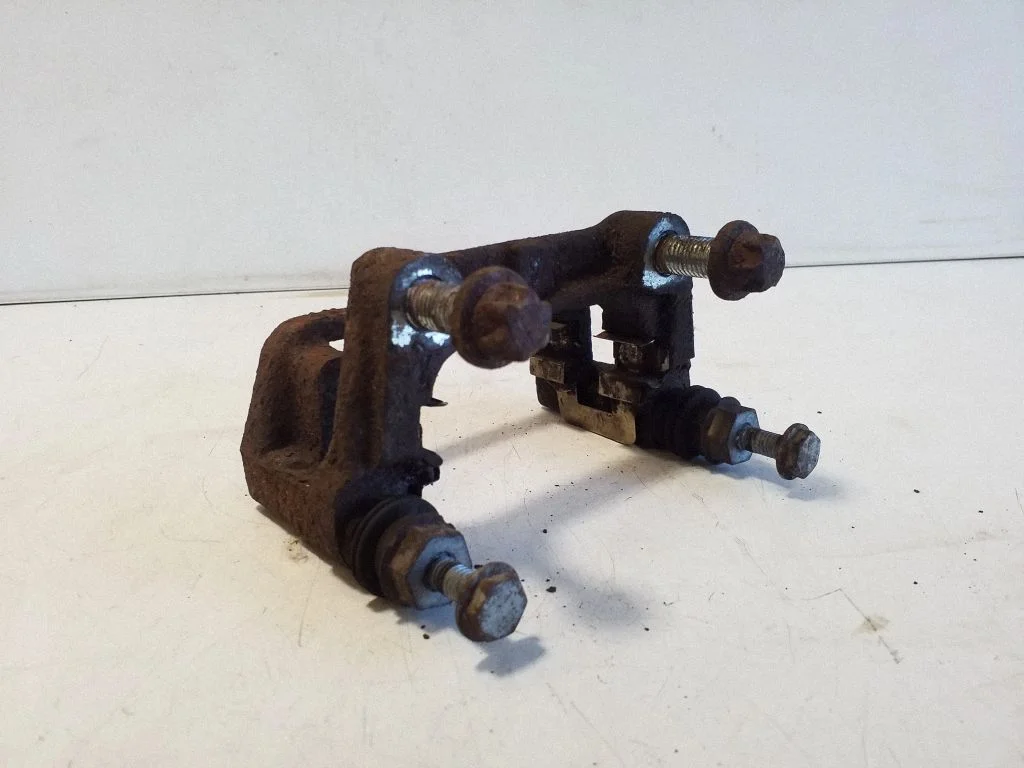 Piduriklotside hoidik/kandur (tagumine) – parem