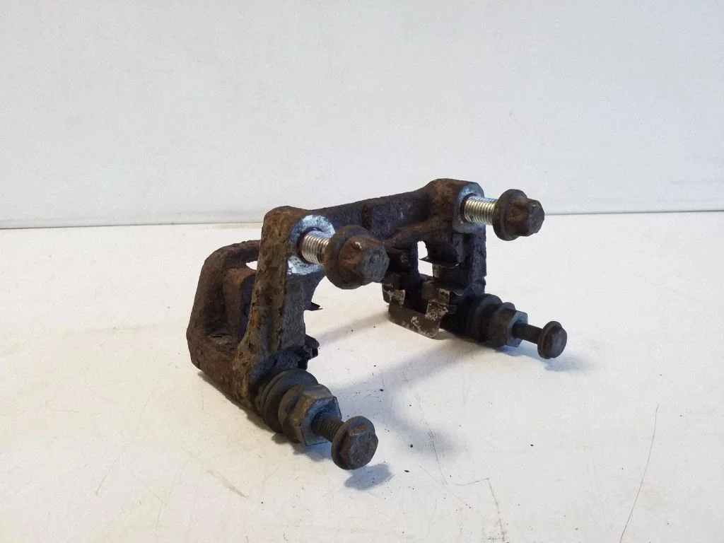 Piduriklotside hoidik/kandur (tagumine) – parem