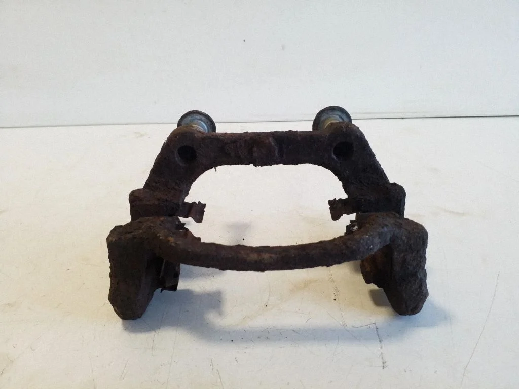 Piduriklotside hoidik/kandur (tagumine) – vasak