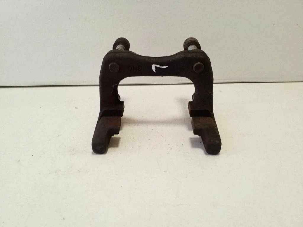Piduriklotside hoidik/kandur (tagumine) – vasak
