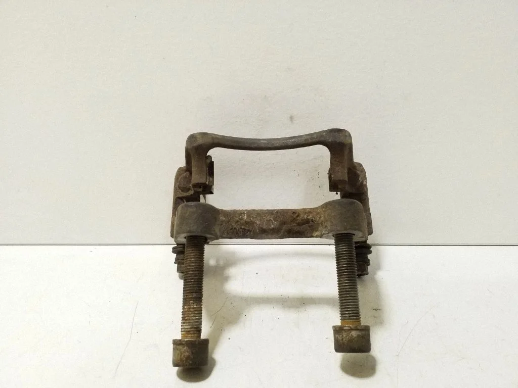 Brake caliper pad carrier rear – left