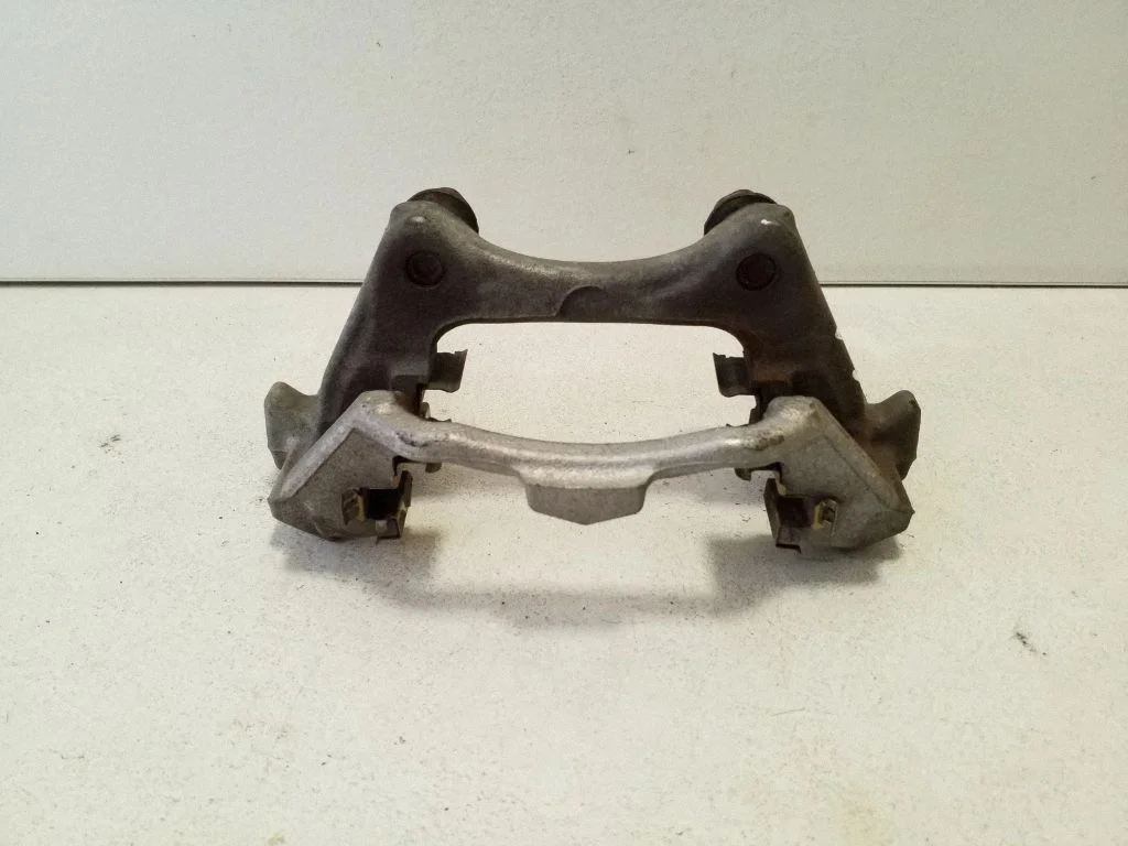 Brake caliper pad carrier rear – right