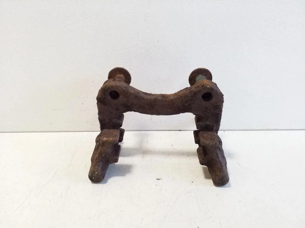 Piduriklotside hoidik/kandur (tagumine) – parem