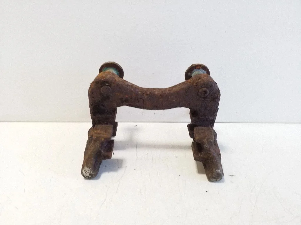 Piduriklotside hoidik/kandur (tagumine) – parem