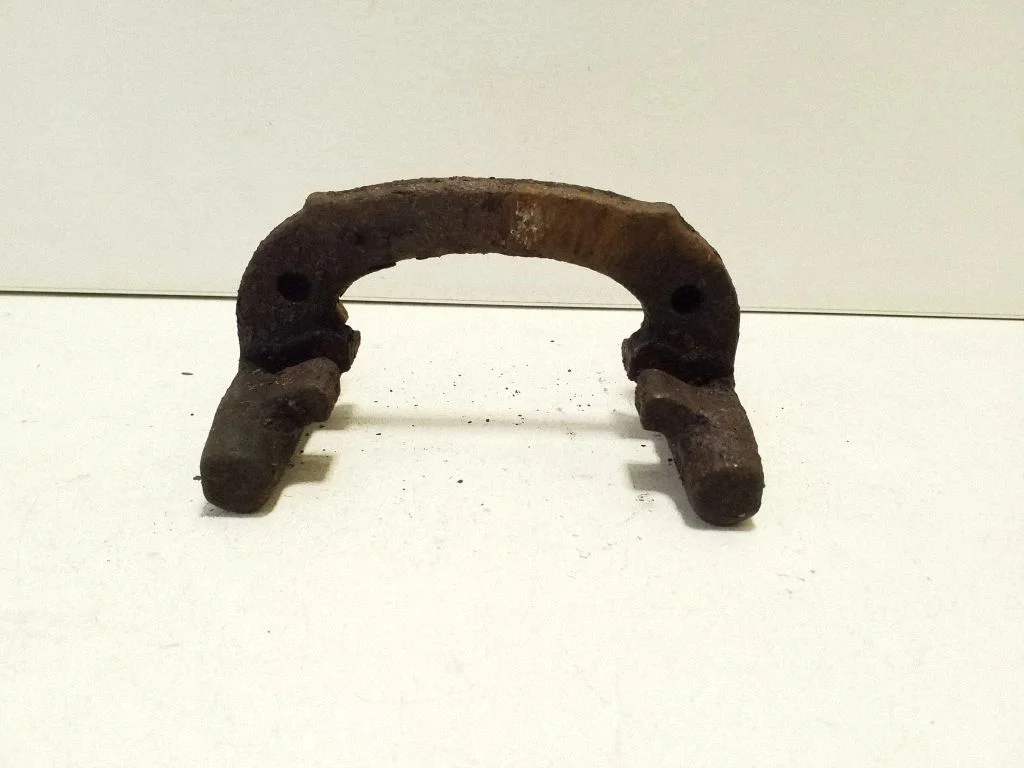 Piduriklotside hoidik/kandur (tagumine) – vasak