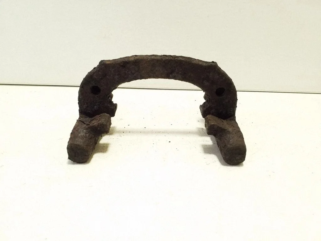 Piduriklotside hoidik/kandur (tagumine) – vasak
