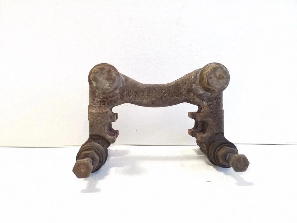 Piduriklotside hoidik/kandur (tagumine) – vasak