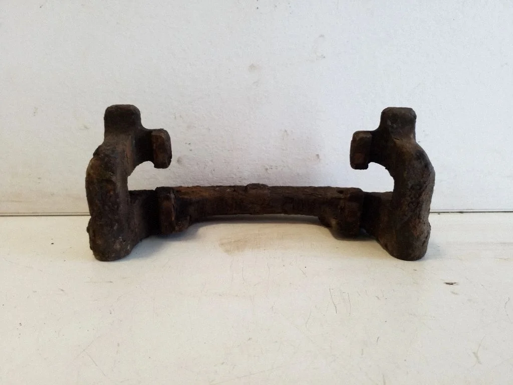 Brake caliper pad carrier rear – left
