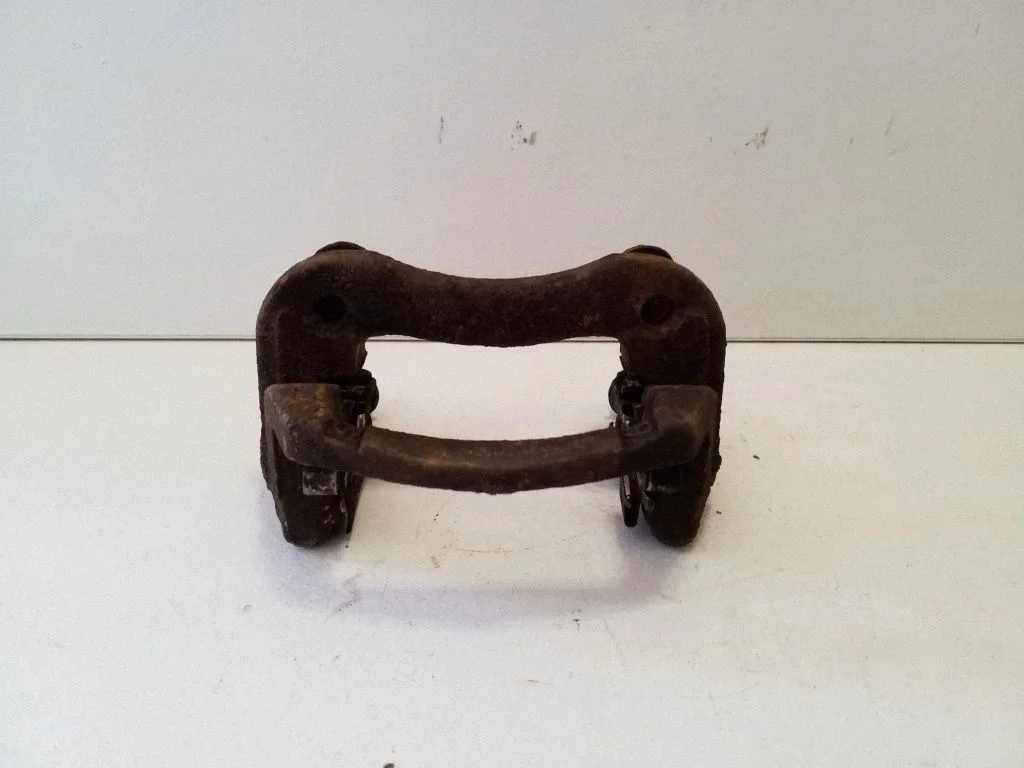 Piduriklotside hoidik/kandur (tagumine) – vasak