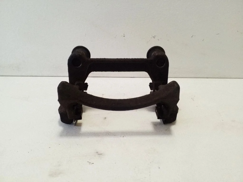 Piduriklotside hoidik/kandur (tagumine) – vasak