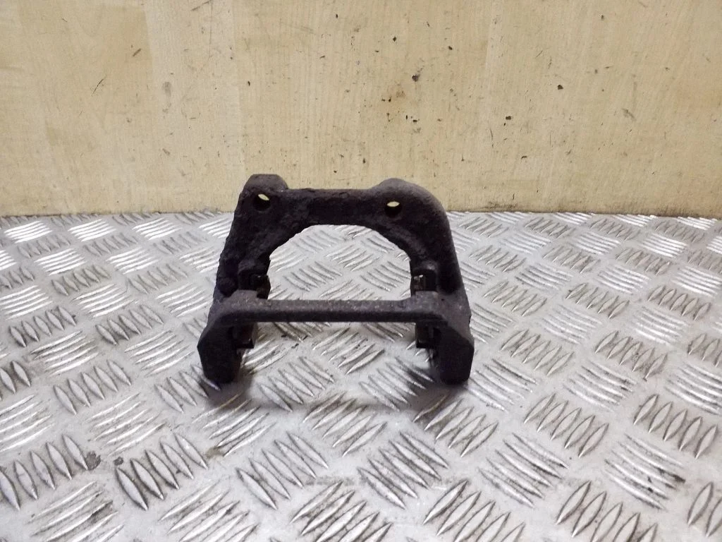 Piduriklotside hoidik/kandur (tagumine) – vasak