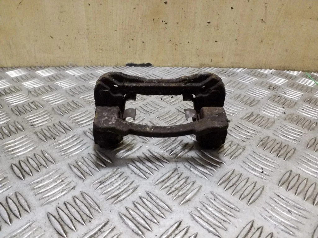 Brake caliper pad carrier rear – right