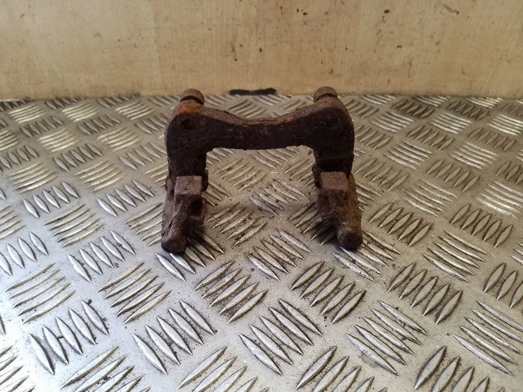 Brake caliper pad carrier rear – right