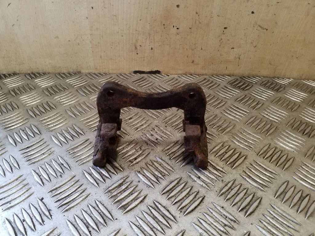 Brake caliper pad carrier rear – right