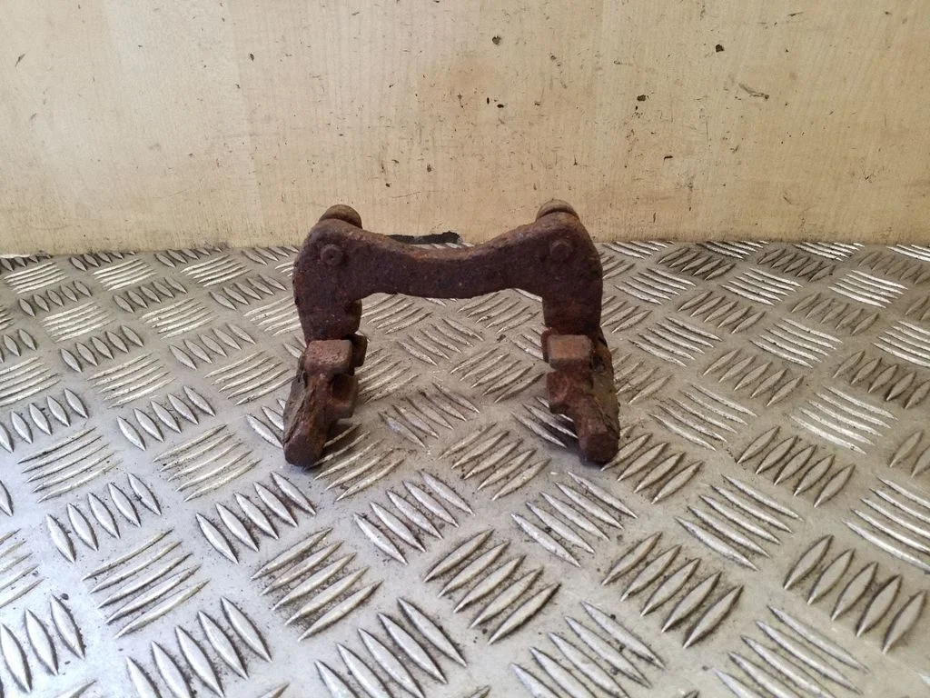 Brake caliper pad carrier rear – left