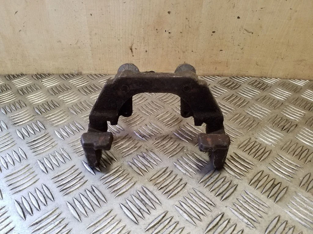 Brake caliper pad carrier rear – left