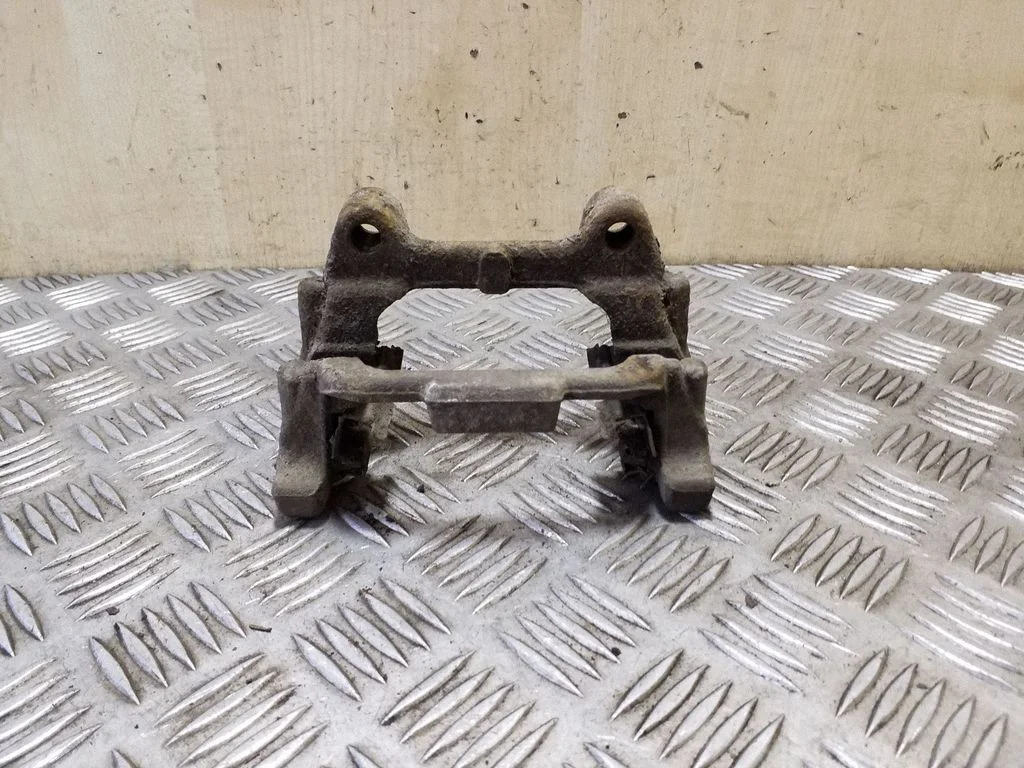 Piduriklotside hoidik/kandur (tagumine) – parem