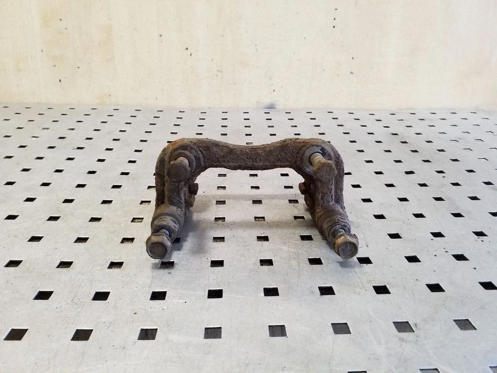 Brake caliper pad carrier rear – left