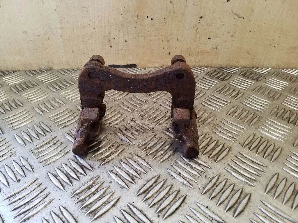 Brake caliper pad carrier rear – right