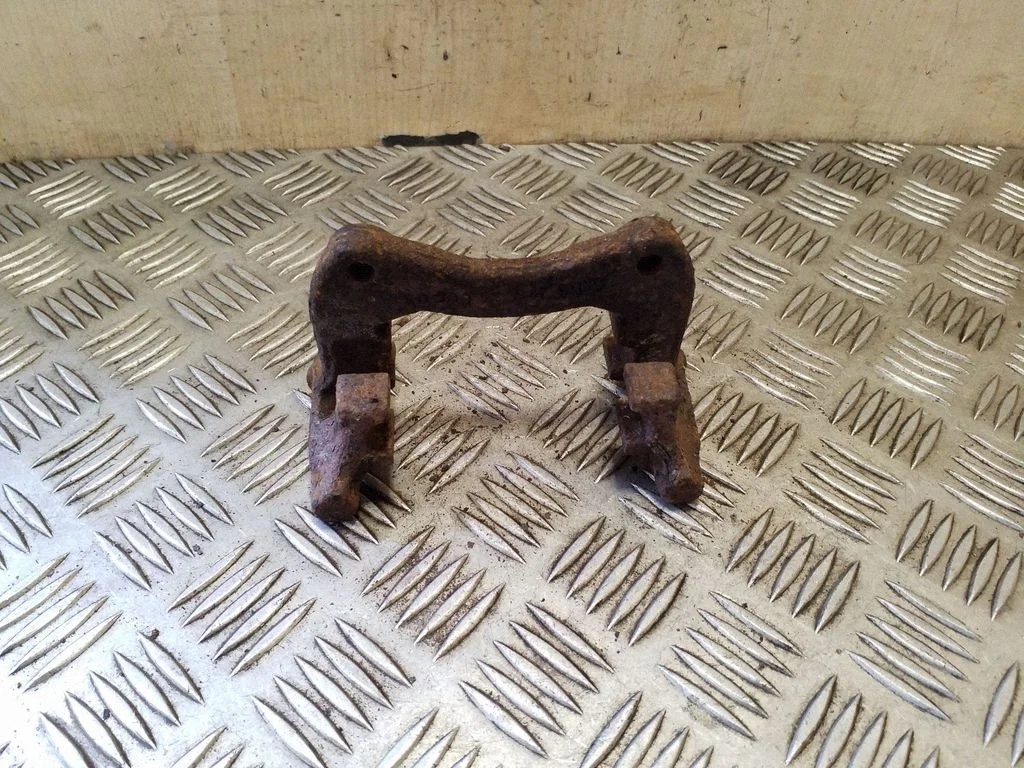 Brake caliper pad carrier rear – left