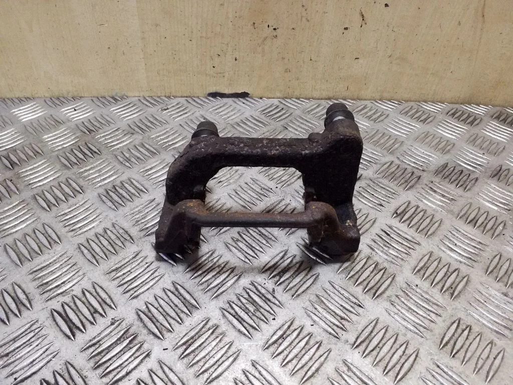 Brake caliper pad carrier rear – left