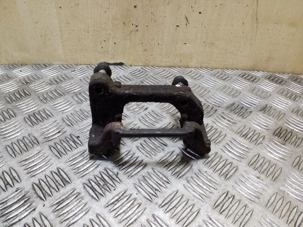 Piduriklotside hoidik/kandur (tagumine) – parem