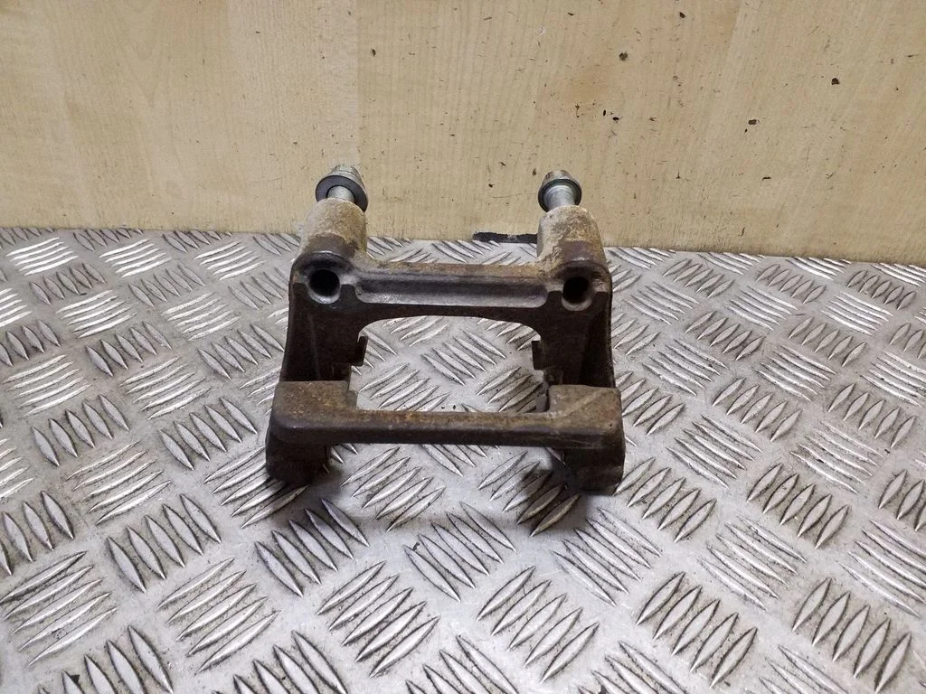 Piduriklotside hoidik/kandur (tagumine) – parem