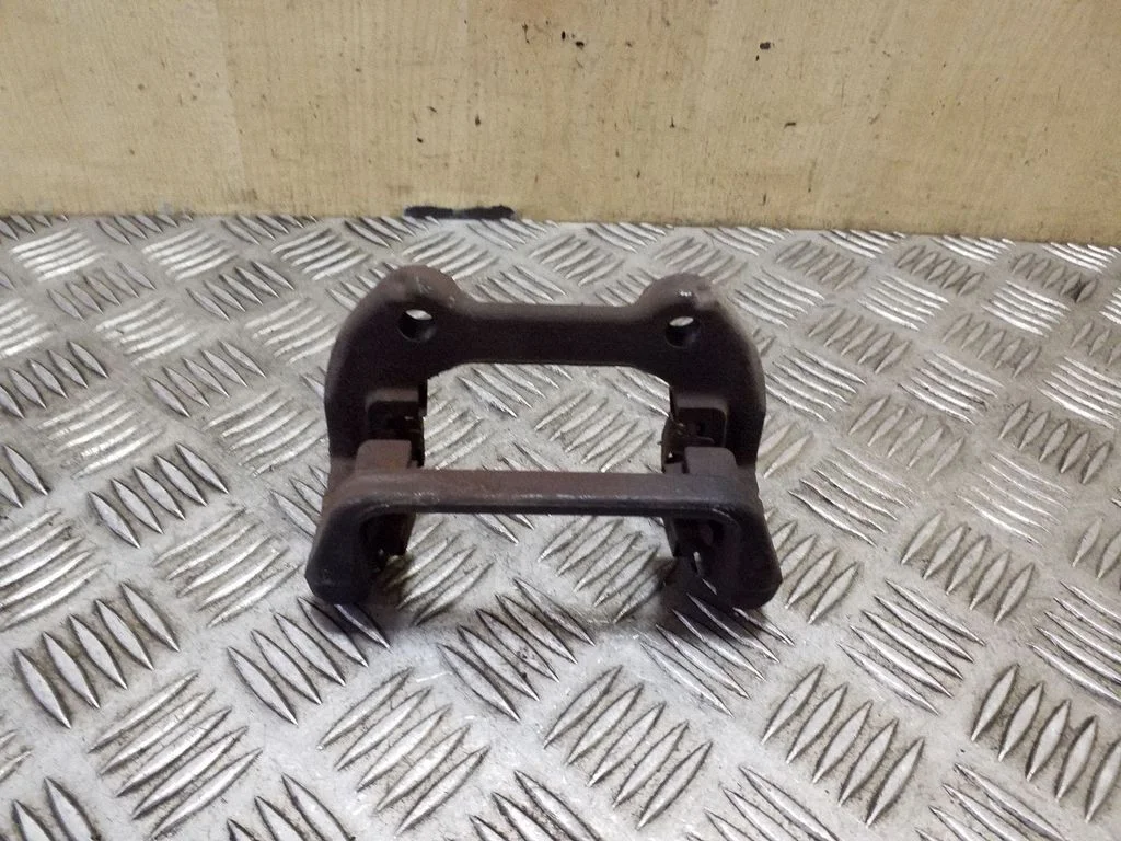 Piduriklotside hoidik/kandur (tagumine) – vasak