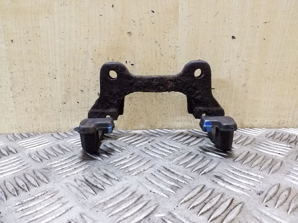 Piduriklotside hoidik/kandur (tagumine) – parem