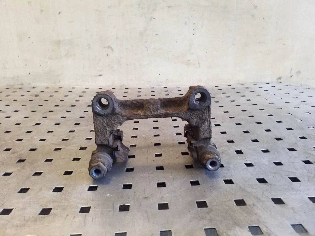 Piduriklotside hoidik/kandur (tagumine) – vasak