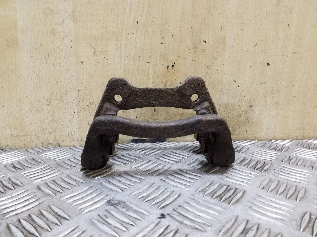 Piduriklotside hoidik/kandur (tagumine) – vasak