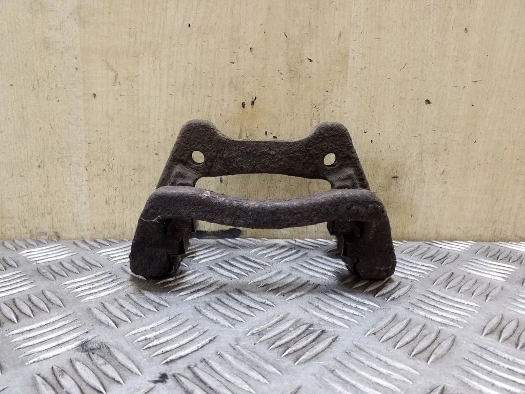 Piduriklotside hoidik/kandur (tagumine) – parem