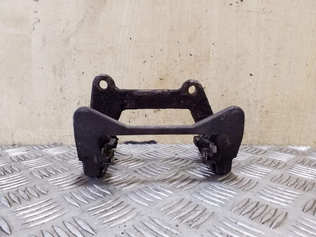 Brake caliper pad carrier rear – left