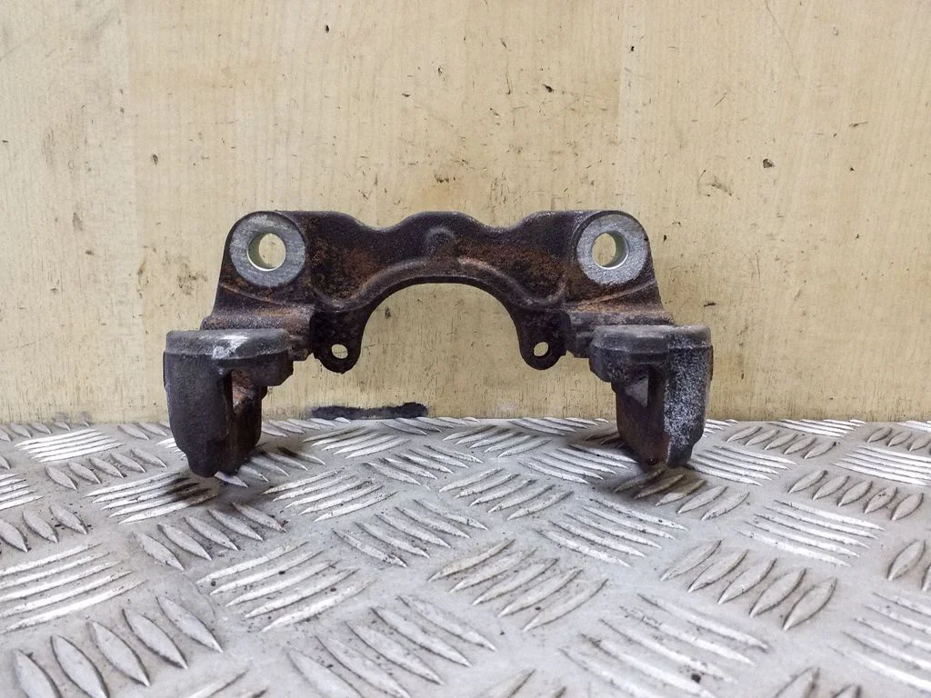 Brake caliper pad carrier rear – left