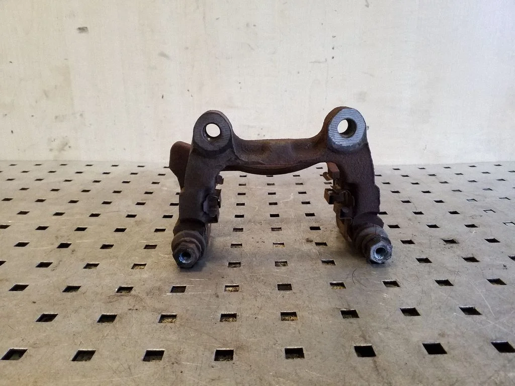 Brake caliper pad carrier rear – left