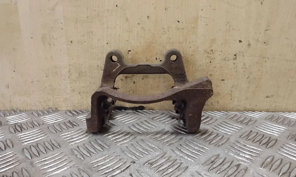 Piduriklotside hoidik/kandur (tagumine) – vasak