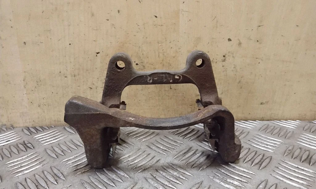 Piduriklotside hoidik/kandur (tagumine) – parem
