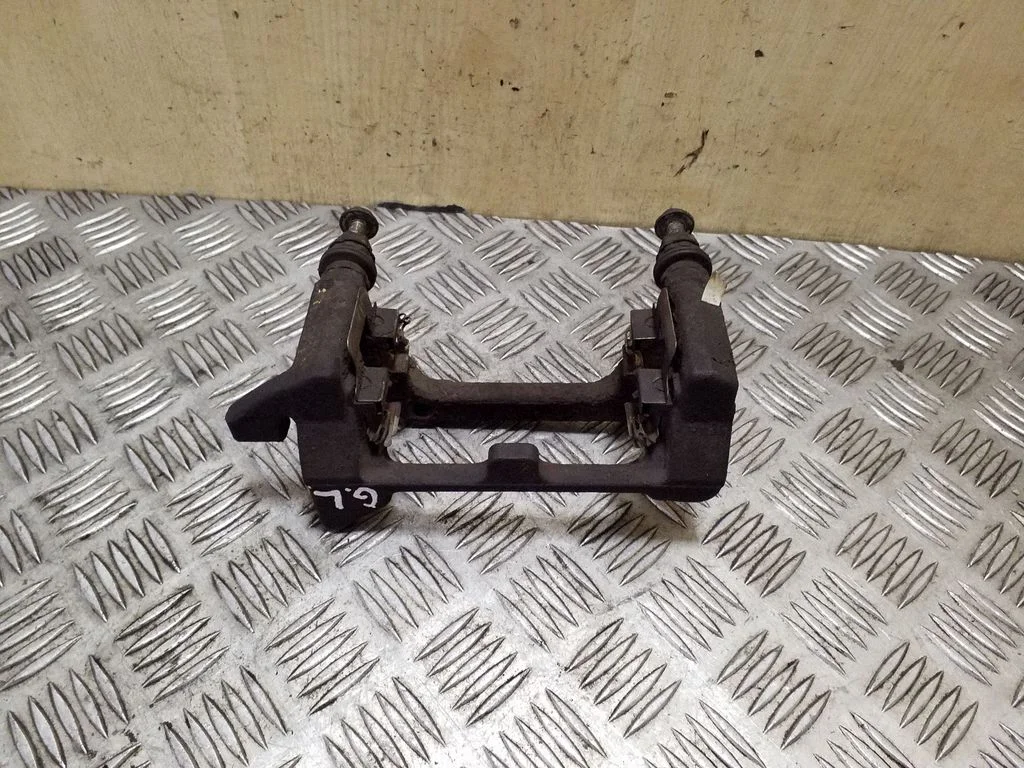 Piduriklotside hoidik/kandur (tagumine) – vasak