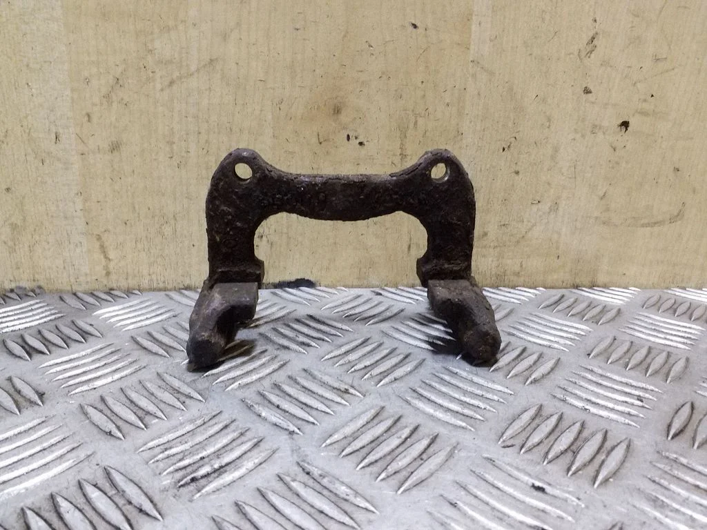 Piduriklotside hoidik/kandur (tagumine) – parem