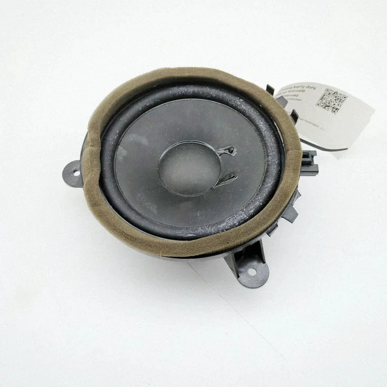 Skaļrunis (-ņi) aizmugurējās durvīs 30657445