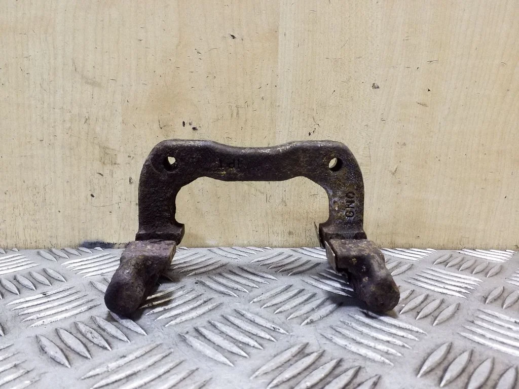 Brake caliper pad carrier rear – left