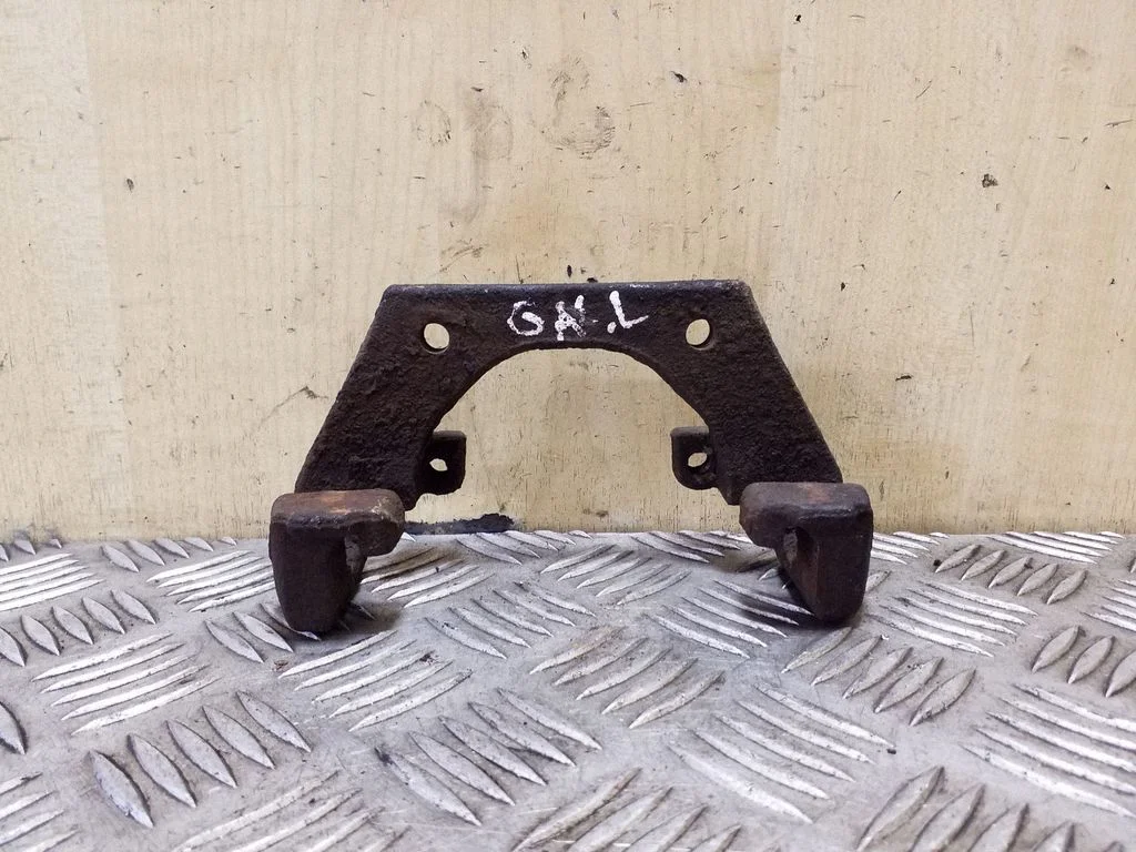 Brake caliper pad carrier rear – left
