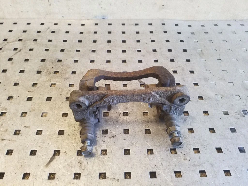 Piduriklotside hoidik/kandur (tagumine) – parem