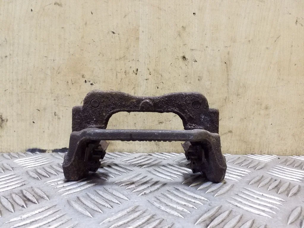 Brake caliper pad carrier rear – left