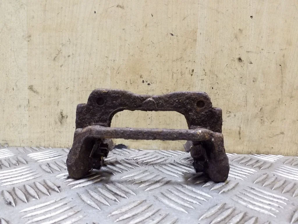Brake caliper pad carrier rear – right